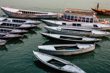 Varanasi Hindistan 8 Kasım 2018 tekne Park Varanasi Ganga nehirde, öğleden sonra Hint görünümü