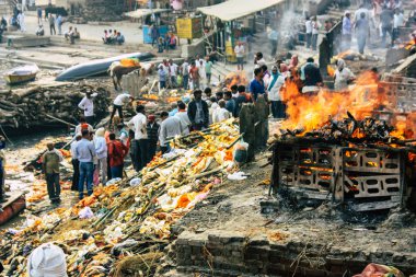 Varanasi Hindistan 10 Kasım 2018 görüntülemek Manikarnika Ghat önünde bilinmeyen bir Hindu kişinin ölü yakma töreni Ganj Nehri Varanasi
