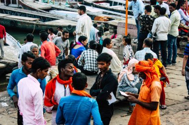 Varanasi Hindistan 8 Kasım 2018 görüntülemek bilinmeyenli Hint insanlar Varanasi açık ghats ziyaret Ganga nehir öğleden sonra