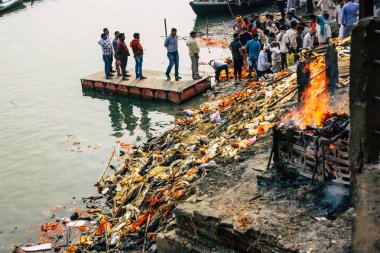 Varanasi Hindistan 10 Kasım 2018 görüntülemek Manikarnika Ghat önünde bilinmeyen bir Hindu kişinin ölü yakma töreni Ganj Nehri Varanasi