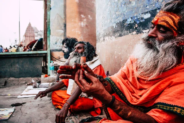 Varanasi India Noviembre 2018 Vista Sadhu Santo Desconocido Sentado Fumando —  Fotos de Stock