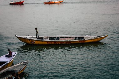 Varanasi Hindistan 8 Kasım 2018 öğleden sonra Ganga Nehri'nde tekne bilinmeyenli turist görünümünü
