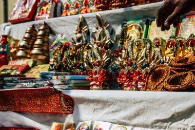 Varanasi Hindistan 7 Kasım 2018 geleneksel dekoratif objeler görünümünü gece Varanasi Diwali festivali için sokakta satılan