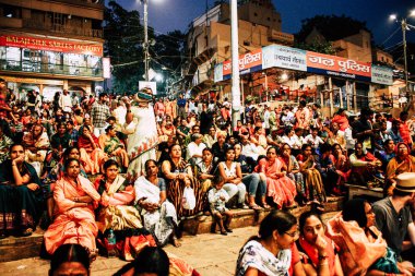 Varanasi Hindistan 8 Kasım 2018 görüntülemek Varanasi açık ghats Aarti yangın törene katılan bilinmeyen kişi, Ganj Nehri geceleri