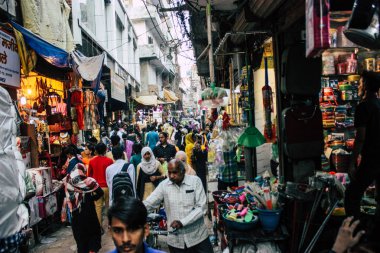 Varanasi Hindistan 10 Kasım 2018 Varanasi eski şehir Arap bölgede pazarda öğleden sonra bilinmeyen insanlar görünümünü