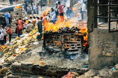 Varanasi Hindistan 10 Kasım 2018 görüntülemek Manikarnika Ghat önünde bilinmeyen bir Hindu kişinin ölü yakma töreni Ganj Nehri Varanasi