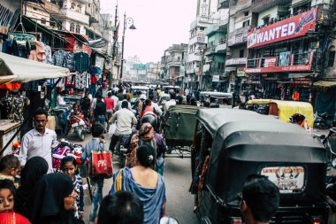 Varanasi Hindistan 10 Kasım 2018 Varanasi eski şehir Arap bölgede pazarda öğleden sonra bilinmeyen insanlar görünümünü