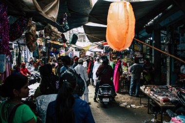 Varanasi Hindistan 10 Kasım 2018 Varanasi eski şehir Arap bölgede pazarda öğleden sonra bilinmeyen insanlar görünümünü