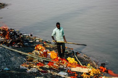 Varanasi Hindistan 8 Kasım 2018 görüntülemek Harishchandra Ghat önünde bilinmeyen bir Hindu kişinin ölü yakma töreni Ganga nehir Varanasi