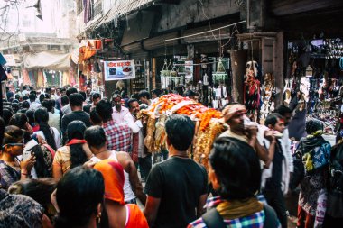 Varanasi Hindistan 10 Kasım 2018 Varanasi eski şehir Arap bölgede pazarda öğleden sonra bilinmeyen insanlar görünümünü