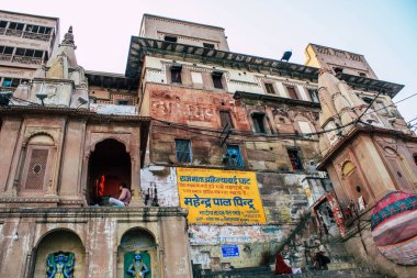 Varanasi Hindistan Kasım 8,2018 bina cephe görünümü bulunan Varanasi ghats öğleden sonra Ganj Nehri ön
