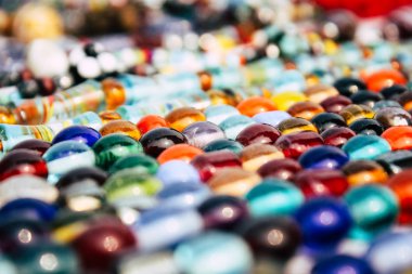 Varanasi Hindistan 10 Kasım 2018 geleneksel takı, bileklik ve kolye görünümünü satılan Varanasi sokaklarında öğleden sonra