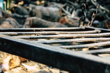 Varanasi Hindistan 8 Kasım 2018 ahşap ve organları, ölü yakma için bir ölçek satışı görünümünü Varanasi Ganga Nehri kıyısında