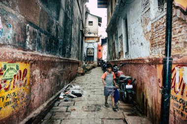 Varanasi Hindistan 10 Kasım 2018 öğleden sonra eski kent Varanasi geleneksel dar sokak görünümü