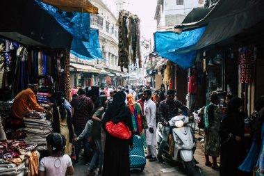 Varanasi Hindistan 10 Kasım 2018 Varanasi eski şehir Arap bölgede pazarda öğleden sonra bilinmeyen insanlar görünümünü