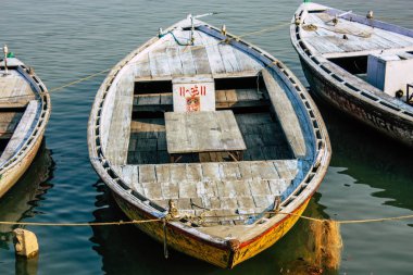 Varanasi Hindistan 8 Kasım 2018 tekne Park Varanasi Ganga nehirde, öğleden sonra Hint görünümü