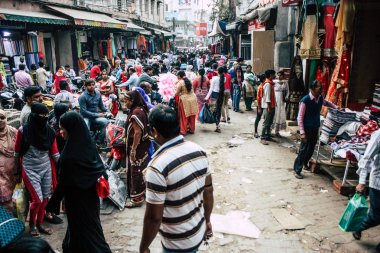 Varanasi Hindistan 10 Kasım 2018 Varanasi eski şehir Arap bölgede pazarda öğleden sonra bilinmeyen insanlar görünümünü