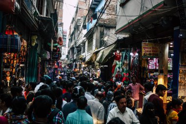 Varanasi Hindistan 10 Kasım 2018 Varanasi eski şehir Arap bölgede pazarda öğleden sonra bilinmeyen insanlar görünümünü