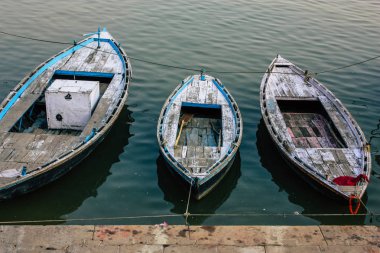 Varanasi Hindistan 8 Kasım 2018 tekne Park Varanasi Ganga nehirde, öğleden sonra Hint görünümü