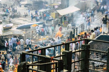 Varanasi Hindistan 10 Kasım 2018 görüntülemek Manikarnika Ghat önünde bilinmeyen bir Hindu kişinin ölü yakma töreni Ganj Nehri Varanasi
