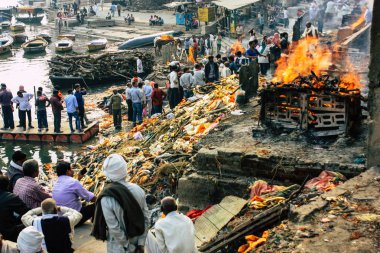 Varanasi Hindistan 10 Kasım 2018 görüntülemek Manikarnika Ghat önünde bilinmeyen bir Hindu kişinin ölü yakma töreni Ganj Nehri Varanasi