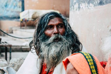 Varanasi Hindistan 8 Kasım 2018 görüntülemek oturan ve shillum açık sigara bilinmeyen kutsal Sadhu Ganj Nehri öğleden sonra