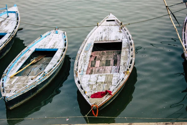 Varanasi Índia Novembro 2018 Vista Barcos Indianos Estacionados Rio Ganga — Fotografia de Stock