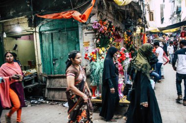 Varanasi Hindistan 10 Kasım 2018 Varanasi eski şehir Arap bölgede pazarda öğleden sonra bilinmeyen insanlar görünümünü