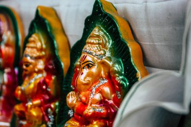 Varanasi Hindistan 7 Kasım 2018 geleneksel dekoratif objeler görünümünü gece Varanasi Diwali festivali için sokakta satılan