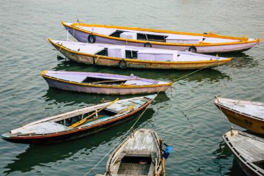 Varanasi Hindistan 8 Kasım 2018 tekne Park Varanasi Ganga nehirde, öğleden sonra Hint görünümü