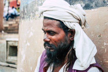 Varanasi Hindistan 8 Kasım 2018 görüntülemek oturan ve shillum açık sigara bilinmeyen kutsal Sadhu Ganj Nehri öğleden sonra