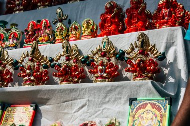 Varanasi Hindistan 7 Kasım 2018 geleneksel dekoratif objeler görünümünü gece Varanasi Diwali festivali için sokakta satılan