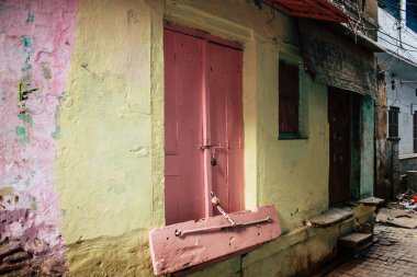 Varanasi Hindistan 10 Kasım 2018 öğleden sonra eski kent Varanasi geleneksel dar sokak görünümü