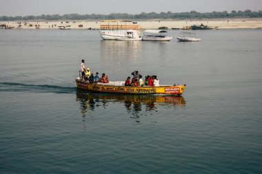 Varanasi Hindistan 8 Kasım 2018 öğleden sonra Ganga Nehri'nde tekne bilinmeyenli turist görünümünü