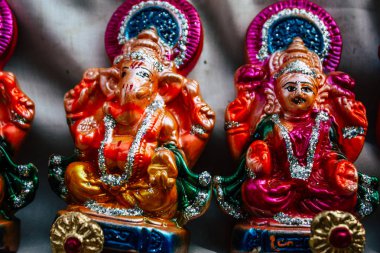 Varanasi Hindistan 7 Kasım 2018 geleneksel dekoratif objeler görünümünü gece Varanasi Diwali festivali için sokakta satılan