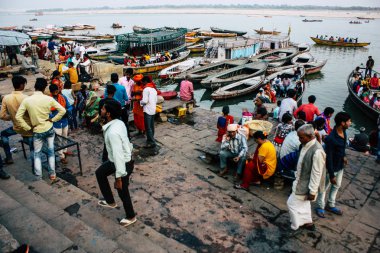 Varanasi Hindistan 8 Kasım 2018 görüntülemek bilinmeyenli Hint insanlar Varanasi açık ghats ziyaret Ganga nehir öğleden sonra