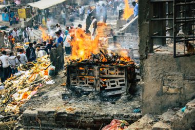 Varanasi Hindistan 10 Kasım 2018 görüntülemek Manikarnika Ghat önünde bilinmeyen bir Hindu kişinin ölü yakma töreni Ganj Nehri Varanasi