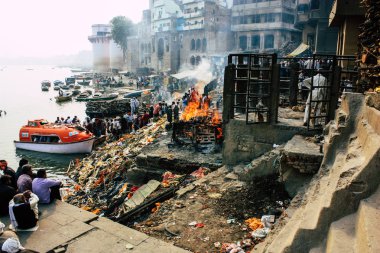 Varanasi Hindistan 10 Kasım 2018 görüntülemek Manikarnika Ghat önünde bilinmeyen bir Hindu kişinin ölü yakma töreni Ganj Nehri Varanasi