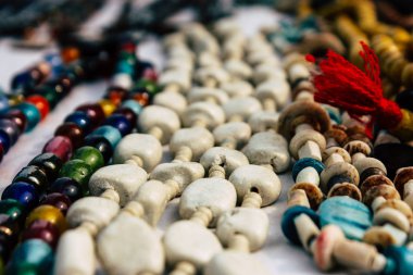 Varanasi Hindistan 10 Kasım 2018 geleneksel takı, bileklik ve kolye görünümünü satılan Varanasi sokaklarında öğleden sonra