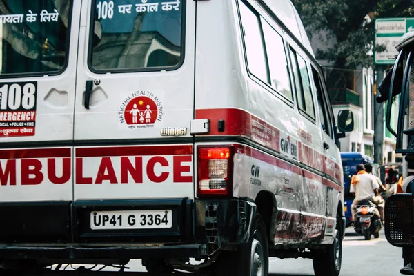 Varanasi Hindistan 8 Kasım 2018 ambulans görünümünü Park Varanasi sokaklarında öğleden sonra