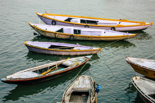 Varanasi Hindistan 8 Kasım 2018 tekne Park Varanasi Ganga nehirde, öğleden sonra Hint görünümü