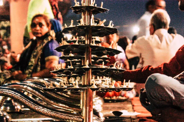 バラナシ インド 2018 日表示不明な出席者でバラナシ フロントのガーツ山脈にアールティ火の儀式のガンジス川夜 — ストック写真