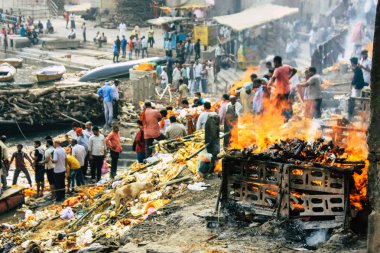 Varanasi Hindistan 10 Kasım 2018 görüntülemek Manikarnika Ghat önünde bilinmeyen bir Hindu kişinin ölü yakma töreni Ganj Nehri Varanasi