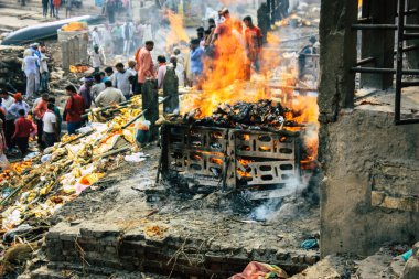 Varanasi Hindistan 10 Kasım 2018 görüntülemek Manikarnika Ghat önünde bilinmeyen bir Hindu kişinin ölü yakma töreni Ganj Nehri Varanasi