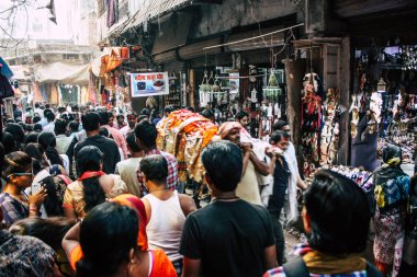 Varanasi Hindistan 10 Kasım 2018 Varanasi eski şehir Arap bölgede pazarda öğleden sonra bilinmeyen insanlar görünümünü