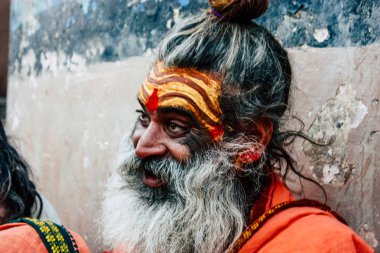  Varanasi Hindistan 8 Kasım 2018 görüntülemek oturan ve shillum açık sigara bilinmeyen kutsal Sadhu Ganj Nehri öğleden sonra