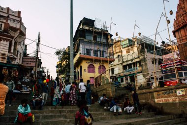 Varanasi Hindistan 8 Kasım 2018 görüntülemek bilinmeyenli Hint insanlar Varanasi açık ghats ziyaret Ganga nehir öğleden sonra