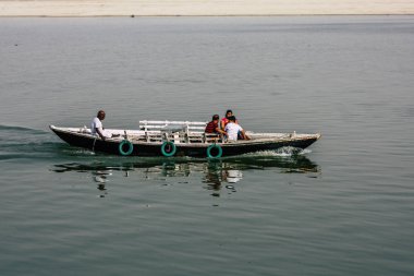 Varanasi Hindistan 8 Kasım 2018 öğleden sonra Ganga Nehri'nde tekne bilinmeyenli turist görünümünü