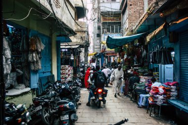 Varanasi Hindistan 10 Kasım 2018 Varanasi eski şehir Arap bölgede pazarda öğleden sonra bilinmeyen insanlar görünümünü