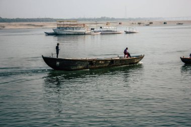 Varanasi Hindistan 8 Kasım 2018 öğleden sonra Ganga Nehri'nde tekne bilinmeyenli turist görünümünü